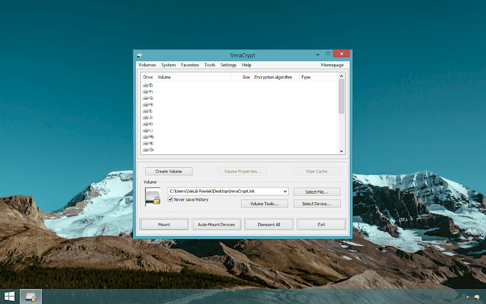 Screenshot of VeraCrypt software running on Windows 10.